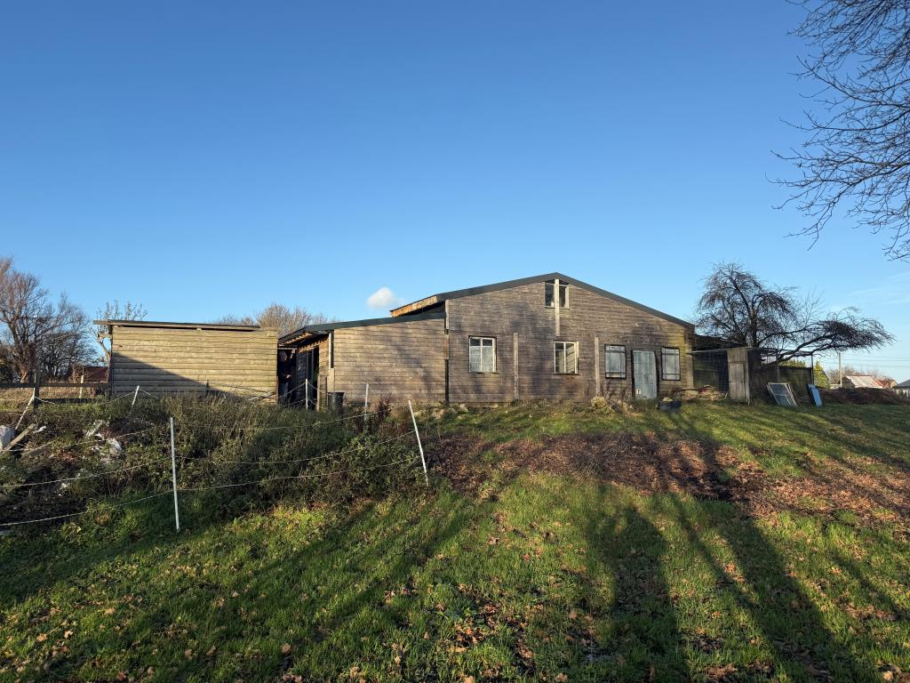 Lot: 43600 - DETACHED BUNGALOW WITH PLANNING FOR ADDITIONAL HOLIDAY LET - Outbuilding